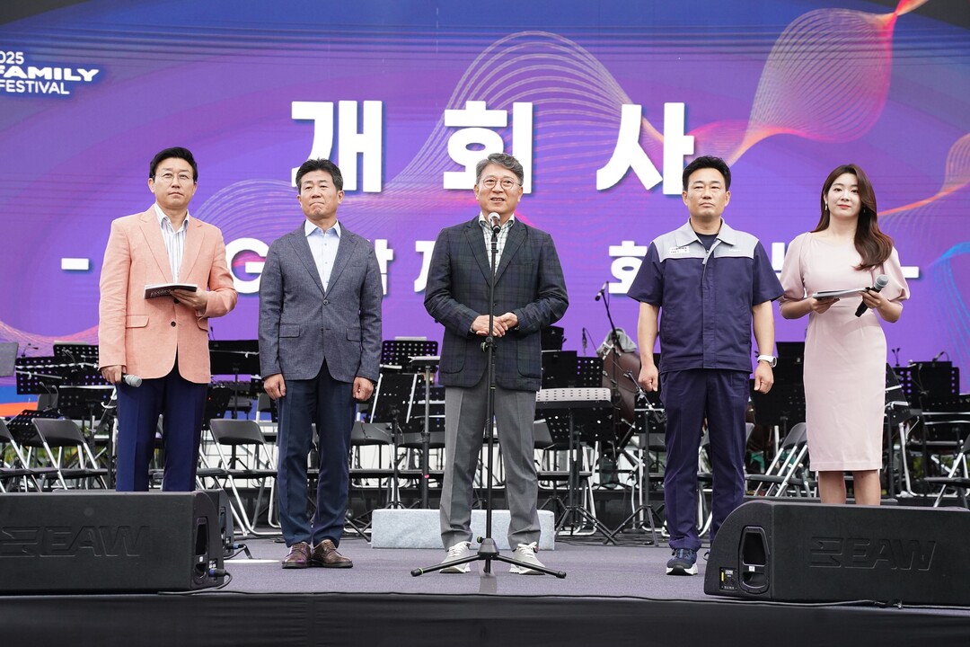 (KGM 곽재선 회장 인사말. 가운데 곽재선 회장, 왼쪽 2번째 황기영 대표이사, 오른쪽 두번째 노철 노동조합 위원장)