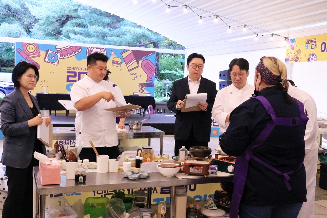 지역맛집 경연대회에 참가한 이원일 셰프가 음식 평가하고 있다. 강원랜드 제공