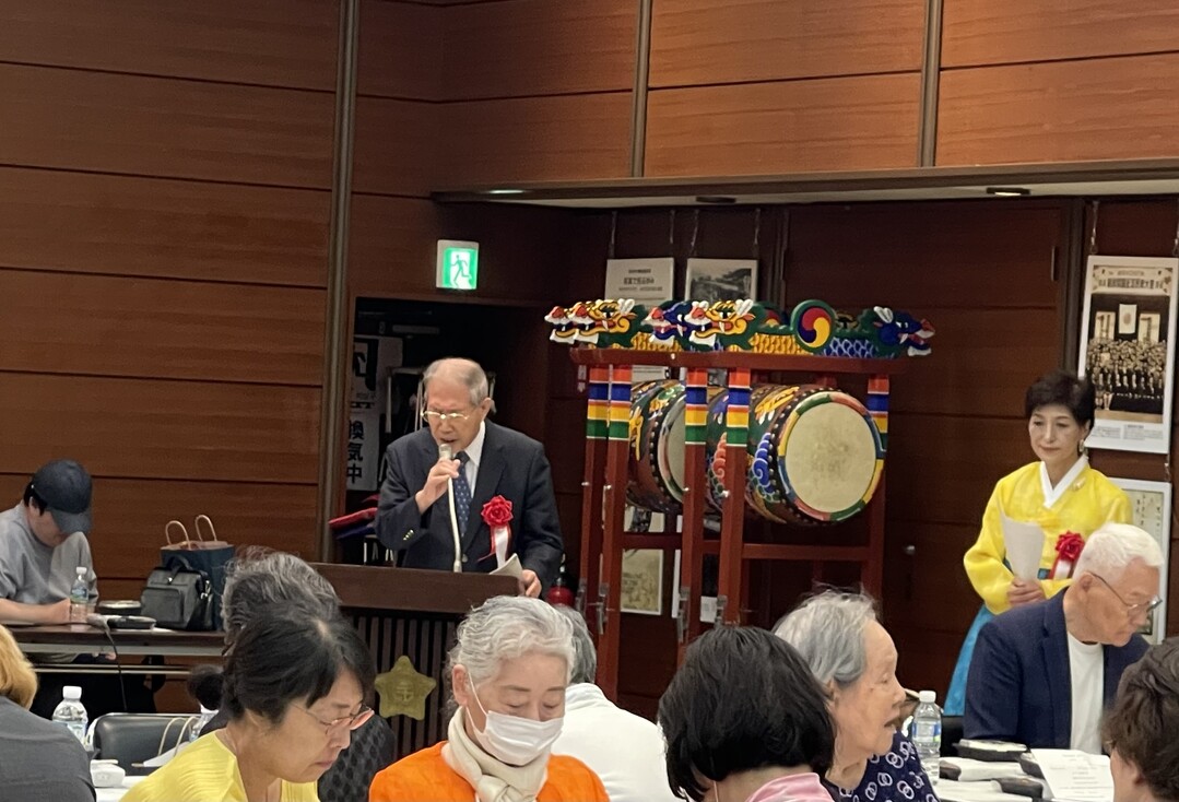 이청길 목사님가 식사 기도를 올리고 있다.