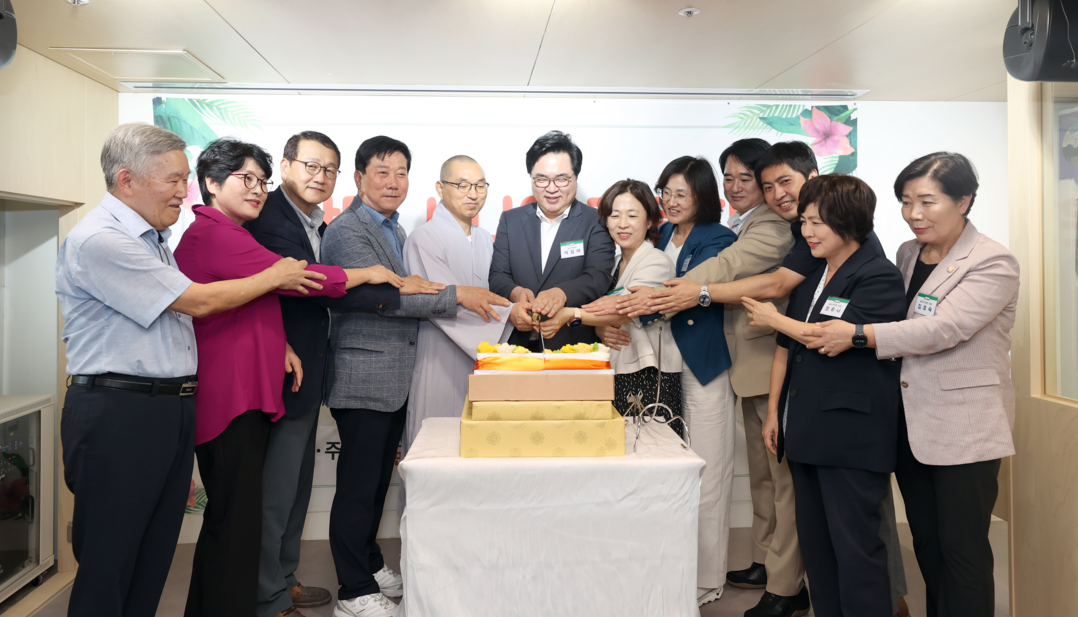 박일하 동작구청장(가운데)이 지난 18일 ‘낭만 시니어 라운지’ 개소식에 참석해 내빈들과 축하 떡케이크를 자르고 있다. 동작구 제공