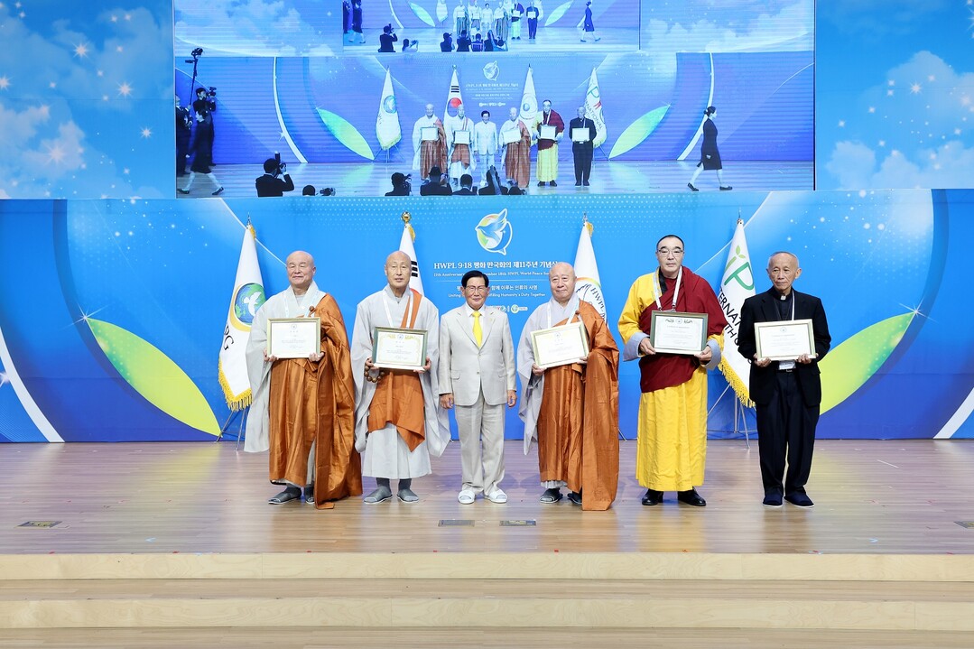지난 18일 대한민국 청주에서 ‘HWPL 9·18 평화 만국회의 제11주년 기념식’이 열린 가운데 이만희 대표가 기념사를 하고 있다. HWPL 제공