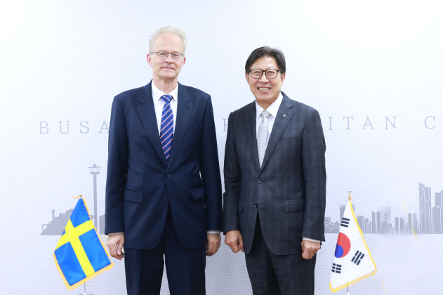 19일 박형준 시장과 칼-울르프 안데르손(Karl-Olof Andersson) 주한스웨덴대사가 만나 부산-스웨덴 간 상호 교류 및 협력 방안을 논의했다. 부산시 제공
