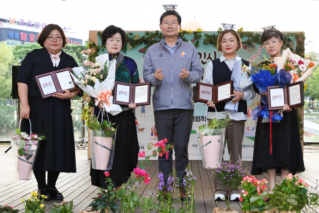 20일 동백호수공원에서 이상일 시장이 시장 표창 수상자들과 기념사진을 촬영하고 있다.