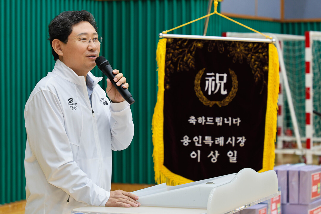 20일 용인시청소년수련관에서 이상일 시장이 제2회 용인시청소년수련관 Y리그 수영대회 축사를 하고 있다. 용인시 제공