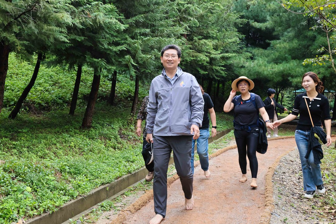 20일 자은근린공원에서 이상일 시장이 맨발길을 걷고 있다