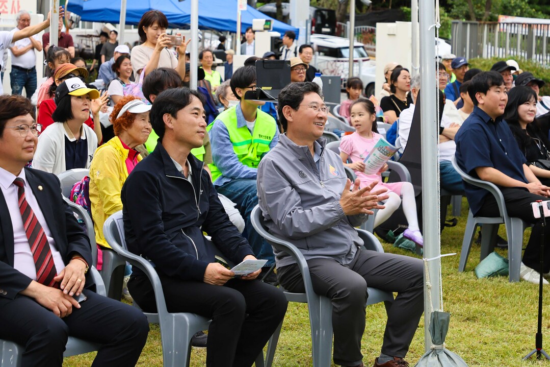 20일 마북동행정복지센터에서 이상일 시장이 주민 공연을 관람하고 있다.