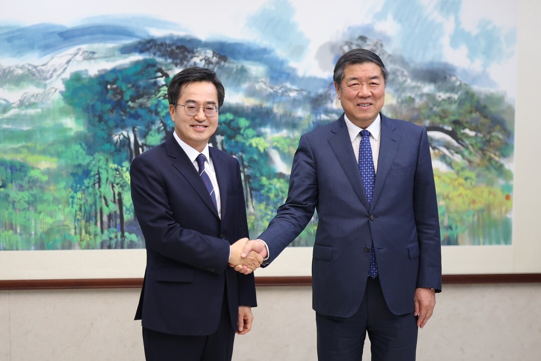 2023년 11월 2일 베이징에서 김동연지사와 허리펑 중국공산당 정치국위원겸 중국 국무원 부총리 면담. 경기도 제공