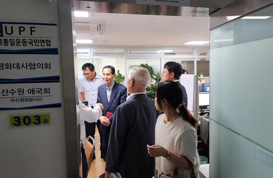 지난 9월 11일 오후 민중기 특검팀의 정덕채 검사 팀원 7명이 가정연합 옛 5지구(압수수색 장소 2층)를 압수수색하면서 대상이 아닌 부산가정교회 건물 3층 UPF(천주평화연합) 사무실을 압수수색 하던 중 잠시 멈춰서서 뒤늦게 달려온 변호사와 대화를 나누고 있다. 이날 정 검사팀은 정 검사 외 나머지 6명은 신분을 밝히지도 않은 채 압수수색을 진행했으며, 부산가정교회의 한 장로가 현장에 나타나 명찰 목걸이를 하지 않은 점에 대해 강력히 항의하며, 증빙용 사진을 촬영하자 고개를 돌리며 피하는 등 공무원답지 않은 행동을 해 빈축을 샀다. 