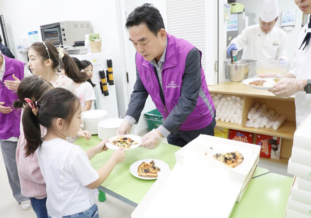 아이들에게 피자를 선물하고 있는 최철규 강원랜드 대표이사직무대행