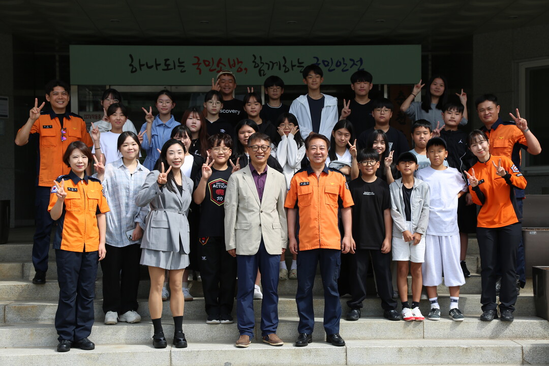 춘천소방서를 방문한 성원초등학교 학생들과 교사, 용석진 서장