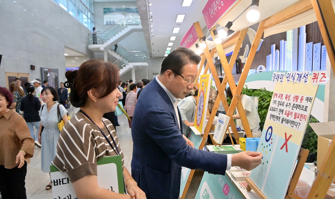 김진홍 동구청장이 장애인 인식 개선 퀴즈에 한표를 하고있다.