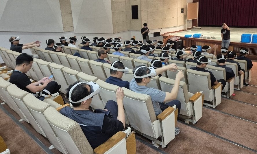 한국마사회 렛츠런파크부산경남은 지난 18일 현장 근무 직원 50명을 대상으로 가상현실(VR) 안전교육을 실시했다.  렛부경 제공