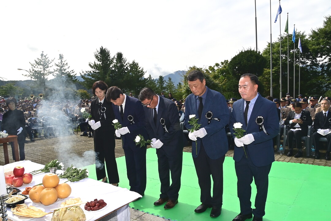 25일 강원특별자치도 전몰장병 합동 추모제에 참석한 조웅희 화천군의회 부의장을 비롯한 화천군의원들이 헌화하고 있다 