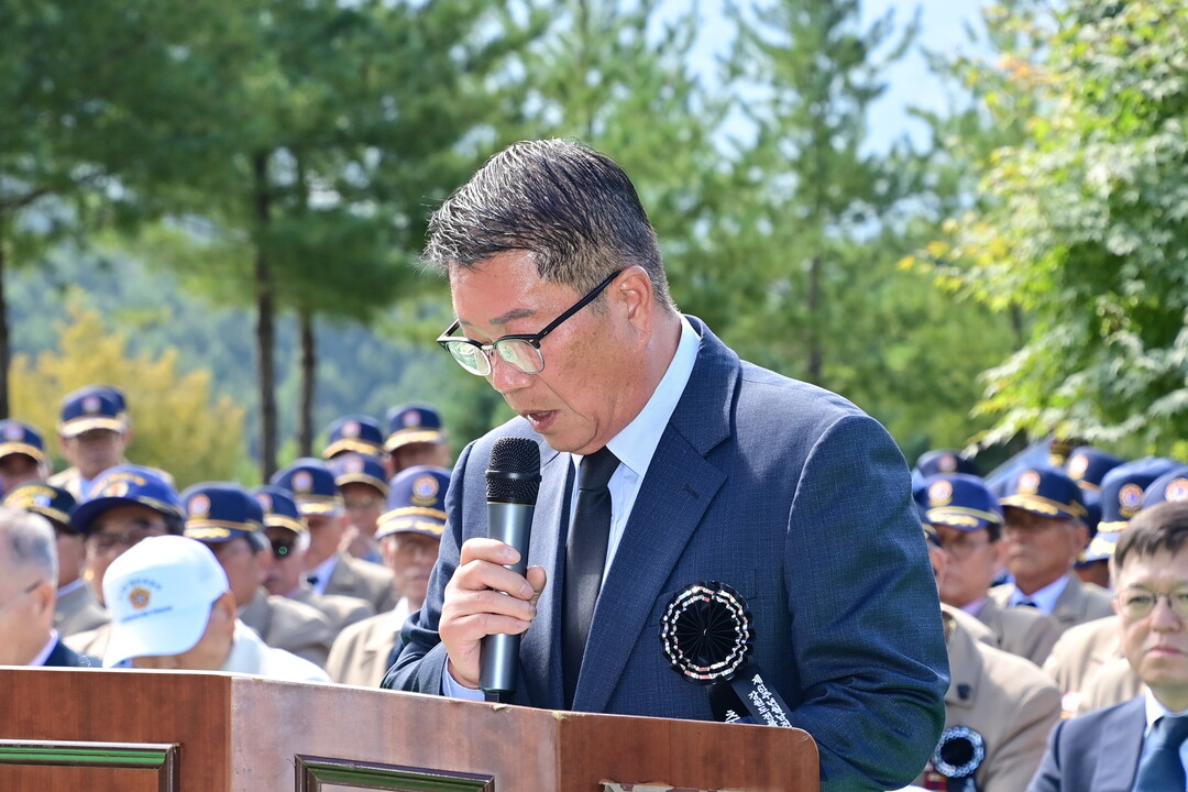 조웅희 화천군의회 부의장이 25일 강원특별자치도 전몰장병 합동 추모제에서 추모사를 하고 있다 
