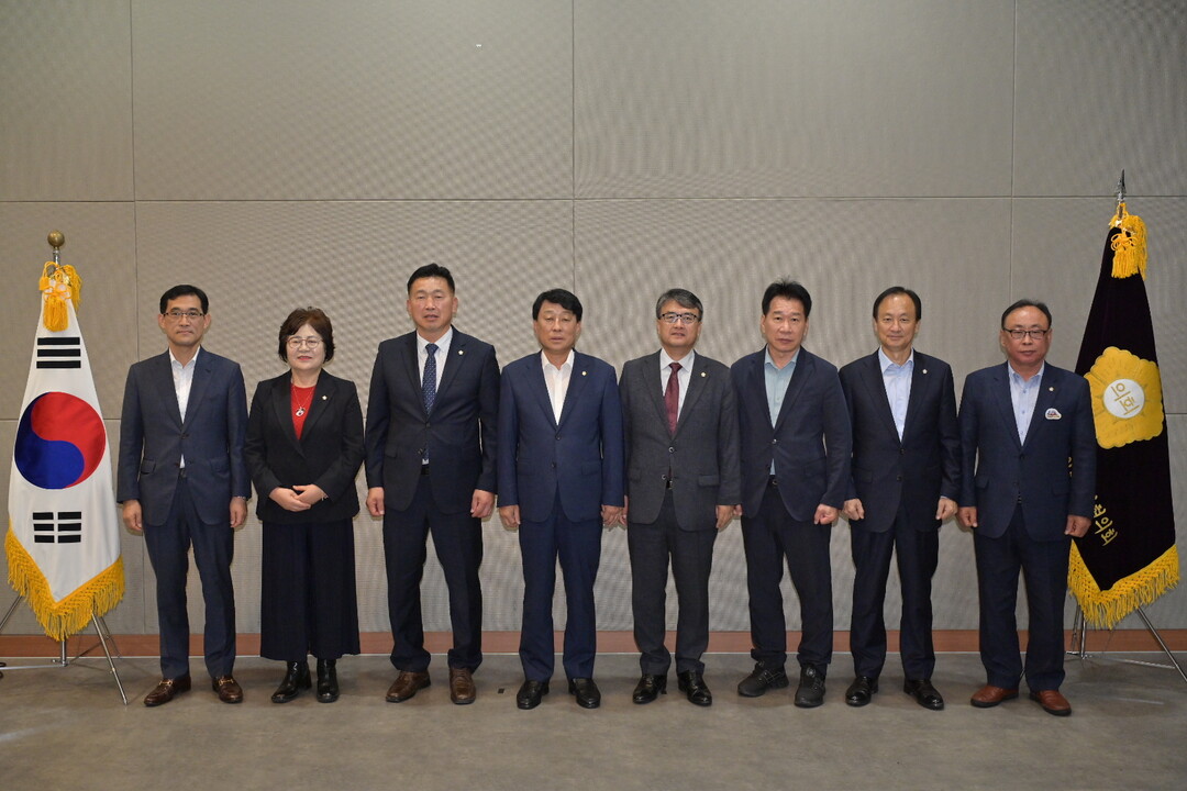 25일 제256차 강원특별자치도 시군의회의장협의회 월례회가 영월 탑스텐리조트 동강시스타에서 열렸다.