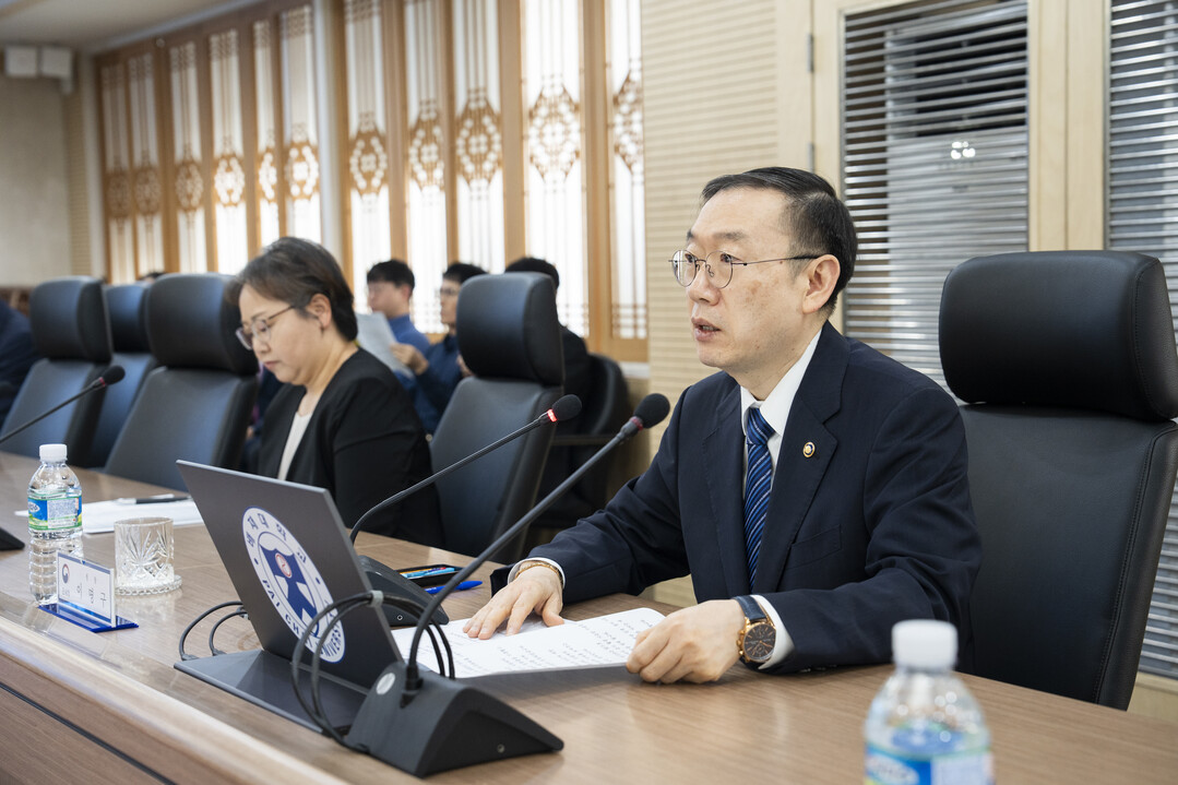 이명구 관세청장(오른쪽)이 26일 배재대학교에서 「관세행정 현장 맞춤형 기술개발 2.0 사업」 착수보고회를 개최하고 있다. (사진-배재대 제공)