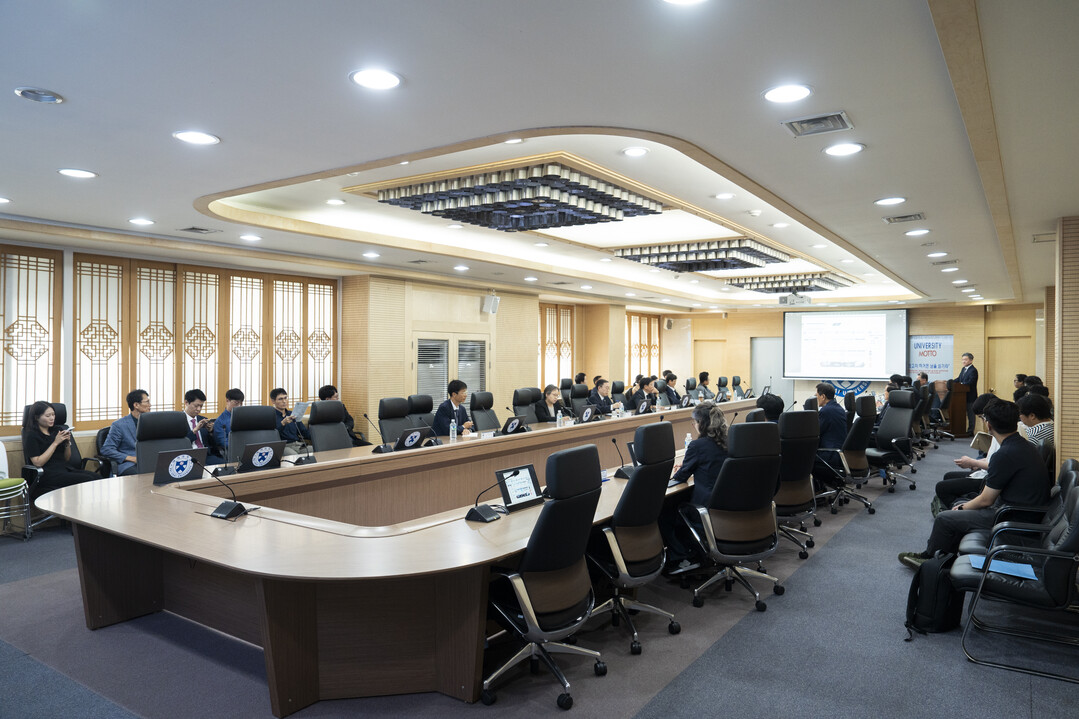 이명구 관세청장(왼쪽에서 세번째)이 26일 배재대학교에서 「관세행정 현장 맞춤형 기술개발 2.0 사업」 착수보고회를 개최하고 있다.(사진-배재대 제공)