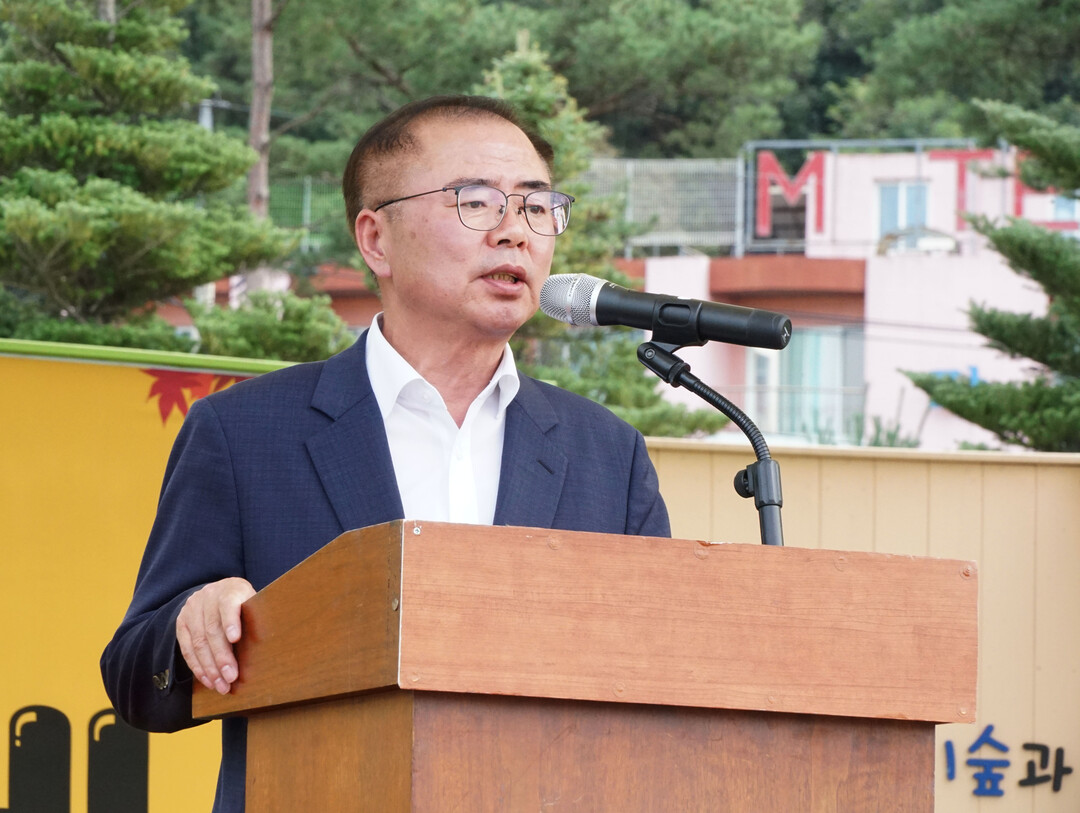 최덕현 국장이  ‘2025년 제4회 세계문화축제’에서 축사를 하고 있다