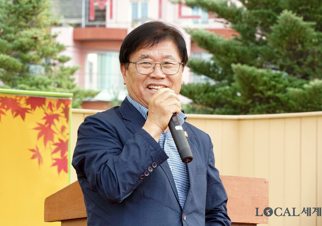 홍성기 도의원이  ‘2025년 제4회 세계문화축제’에서 축사를 하고 있다
