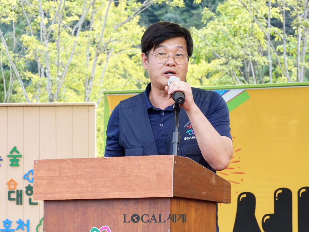 이상훈 센터장이  ‘2025년 제4회 세계문화축제’에서 개막선언을 하고 있다