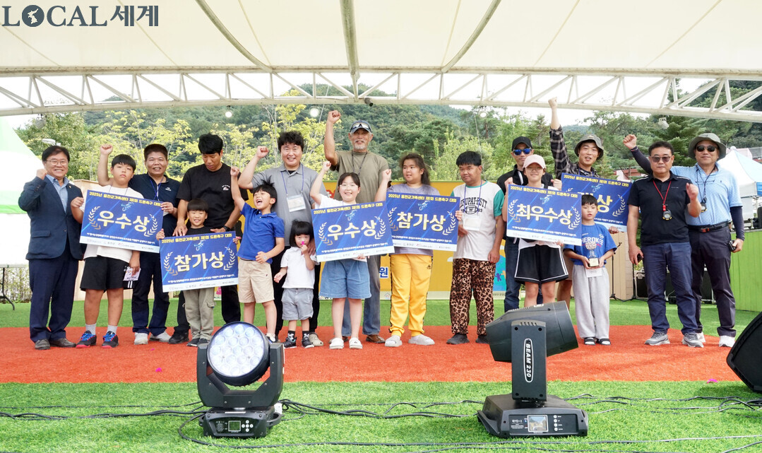  ‘2025년 제4회 세계문화축제’ 드론축구대회 입상자들이 기념촬영을 하고 있다