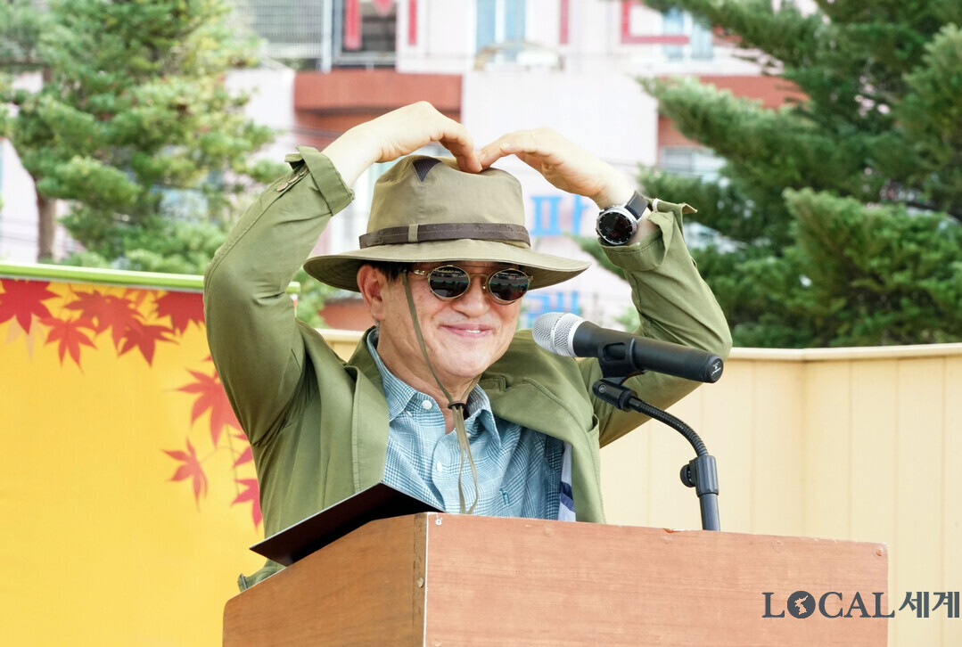 윤성일 이사장이 ‘2025년 제4회 세계문화축제’ 참가자들을 환영하고 있다