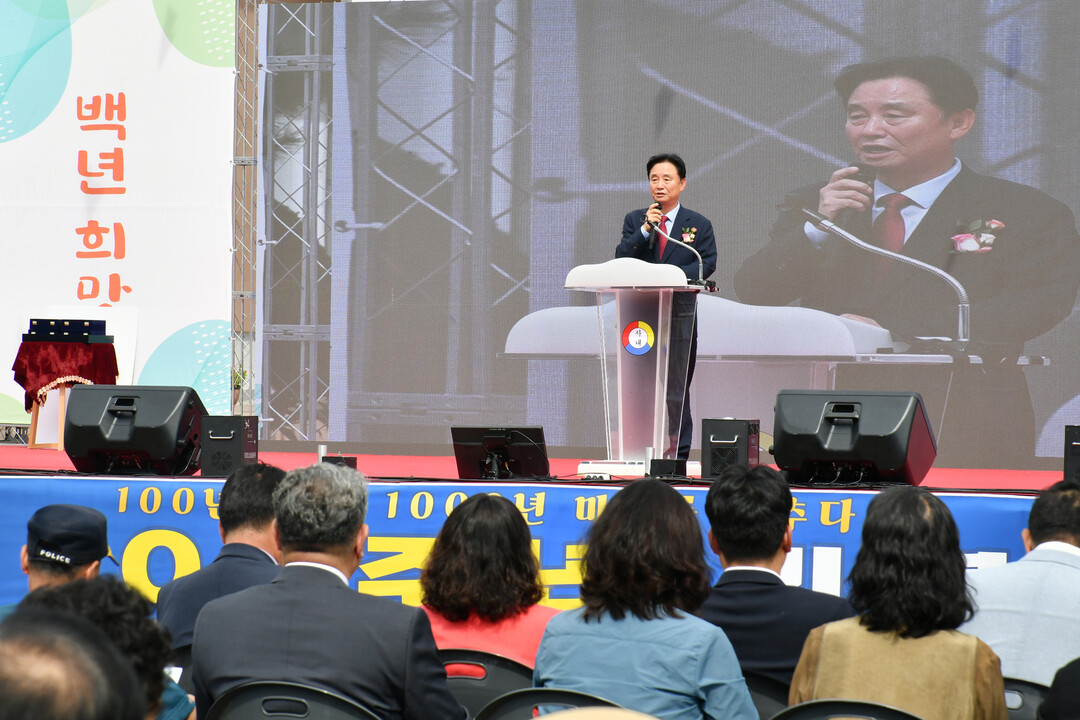 최문순 군수가 화천 사내초등학교 개교 100주년 기념행사에서 축사를 하고 있다