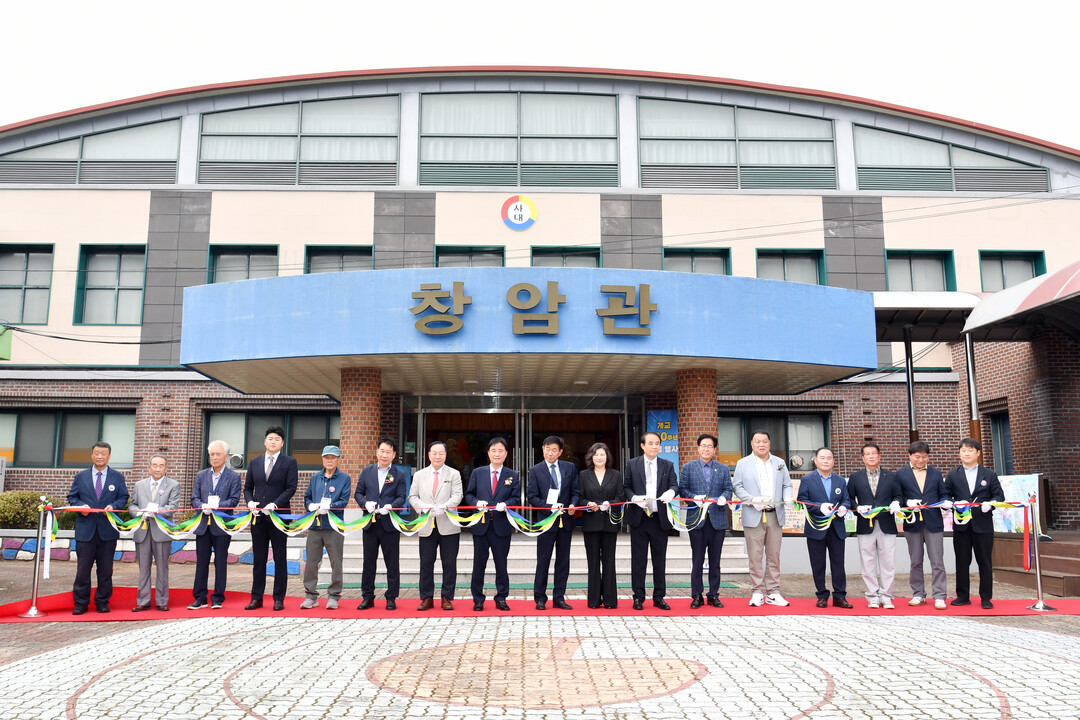 화천 사내초등학교 개교 100주년 기념행사에 참석한 내빈들이 테이프 커팅을 진행하고 있다
