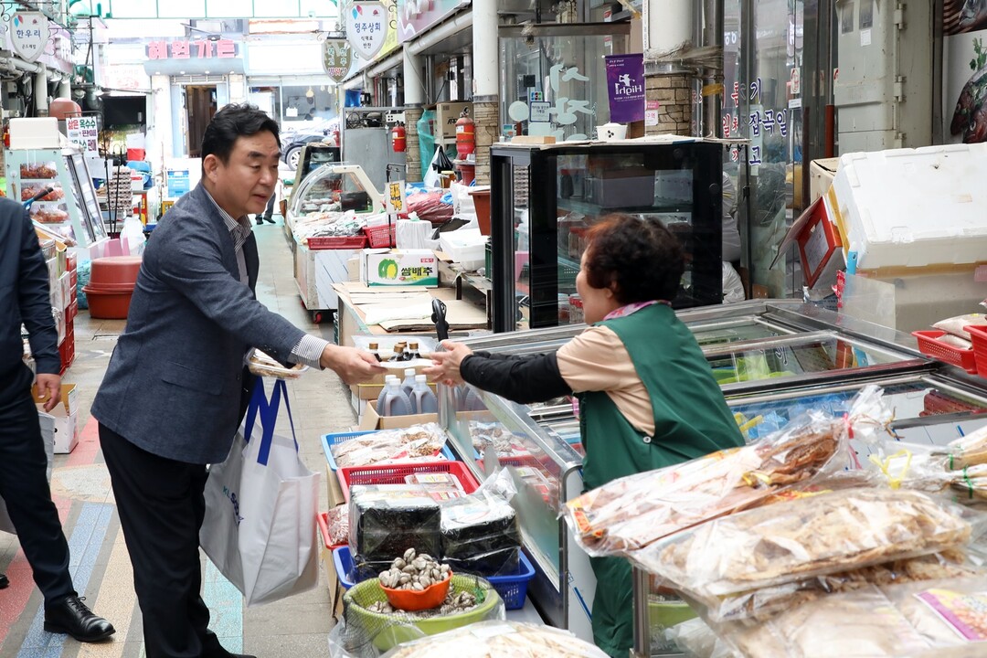 강원랜드 임직원들이 전통시장 가는날 행사에서 온누리상품권을 이용해 명절 성수품 등을 구입했다. 강원랜드 제공