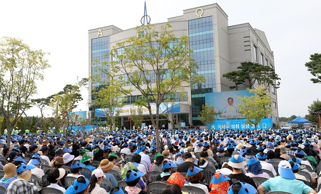 지난 27일 신천지예수교 청주교회에서 ‘계시록 성취 실상 증거 신천지 말씀대성회’가 열린 가운데 야외에서 시민 수천명이 이만희 총회장의 강의를 듣고 있다.  이하 신천지예수교회 제공
