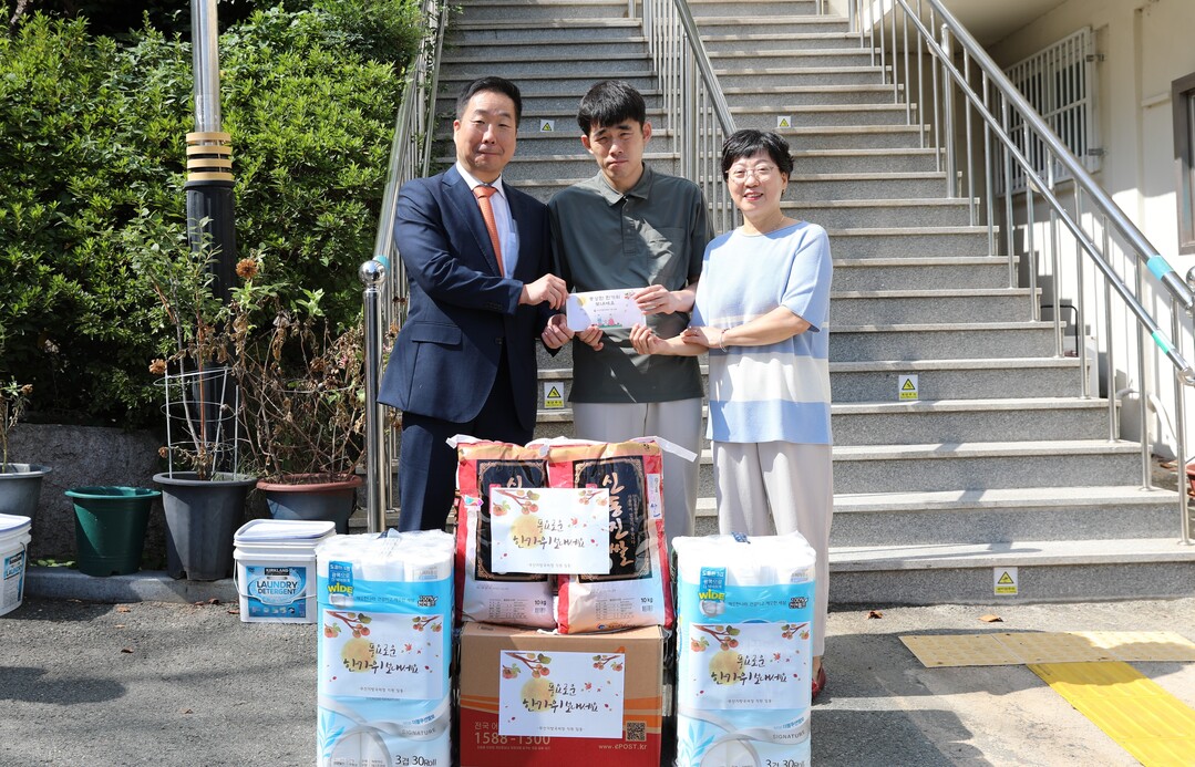 이동운(왼쪽) 부산지방국세청이 29일 부산 연제구 소재 장애인 거주시설 성우원을 방문, 지선민 원장에게 성금과 위문품을 전달하며 격려하고 있다.  부산국세청 제공