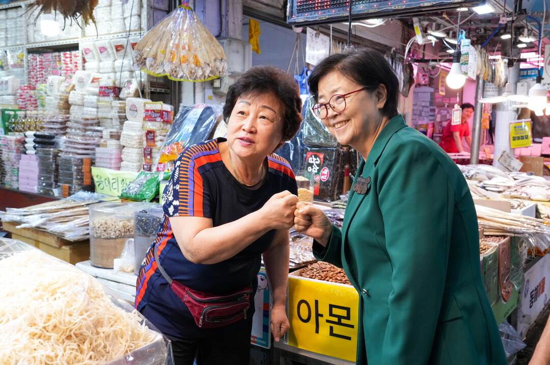 이순희 강북구청장이 관내 전통시장을 방문해 상인들과 소통하고 있다.