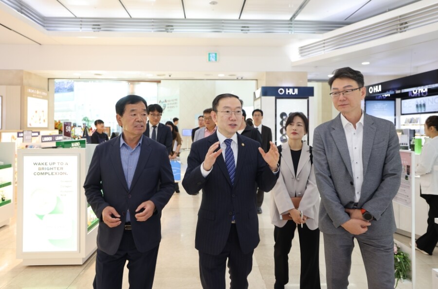 이명구 관세청장(가운데)이 1일(수) 제주국제자유도시개발센터(JDC) 면세점 현장을 방문해 현장 의견을 청취하고 있다.