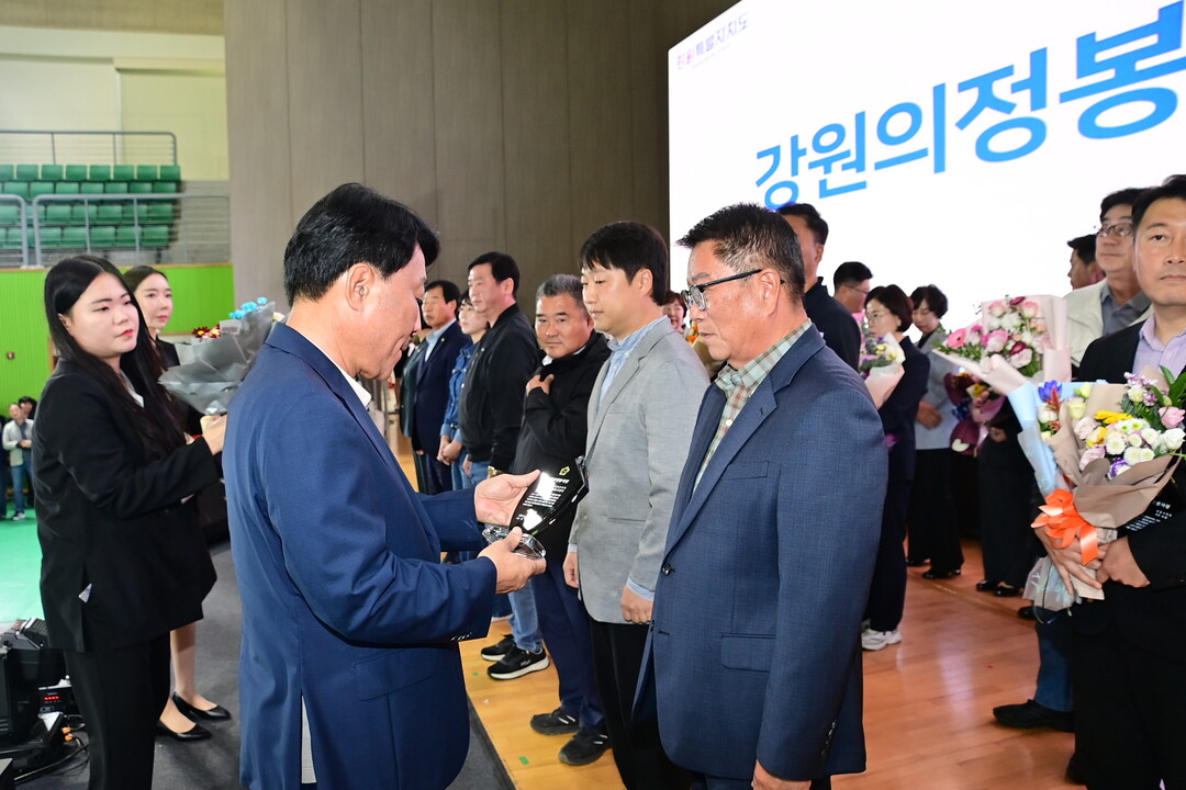 강원의정봉사상을 수상하는 조웅희 화천군의회 부의장
