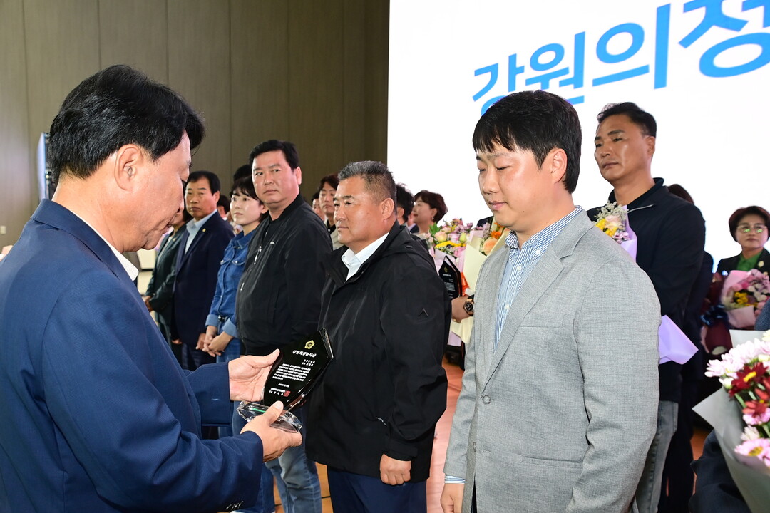 강원의정봉사상을 수상하는 화천군의회 조재규 의원