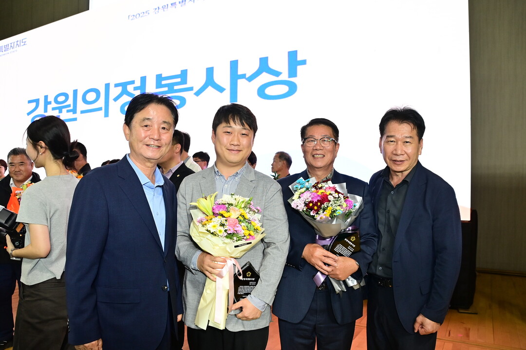 강원의정봉사상 수상 의원들과 기념촬영을 하고 있다.(왼쪽부터 최문순 화천군수, 조재규 의원, 조웅희 부의장, 류희상 군의장) 