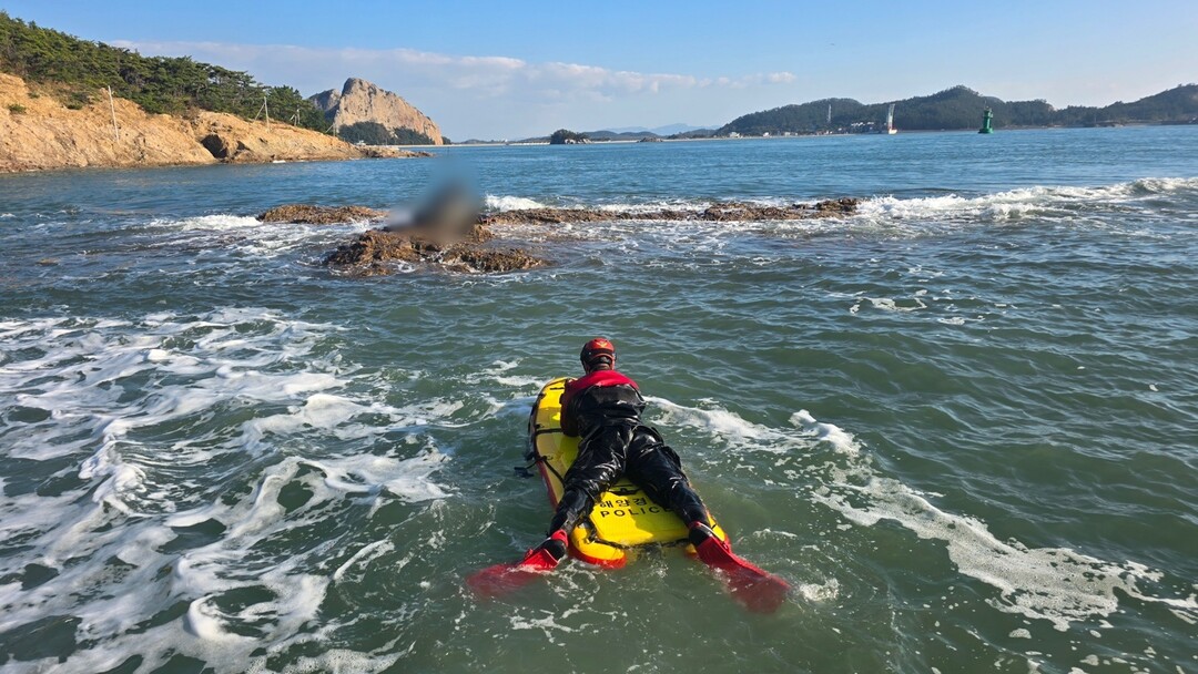 해경이 2024년 11월 3일, 선유도 몽돌해수욕장 인근 갯바위서 고립된 낚시객 2명을 구조하기 위해 구조용 동력보드를 이용하고 있다. 군산해경 제공