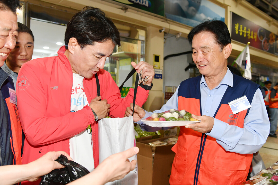 김진태 도지사와 최문순 화천군수(왼쪽부터)가 화천 전통장에서 추석장보기 행사를 진행하고 있다