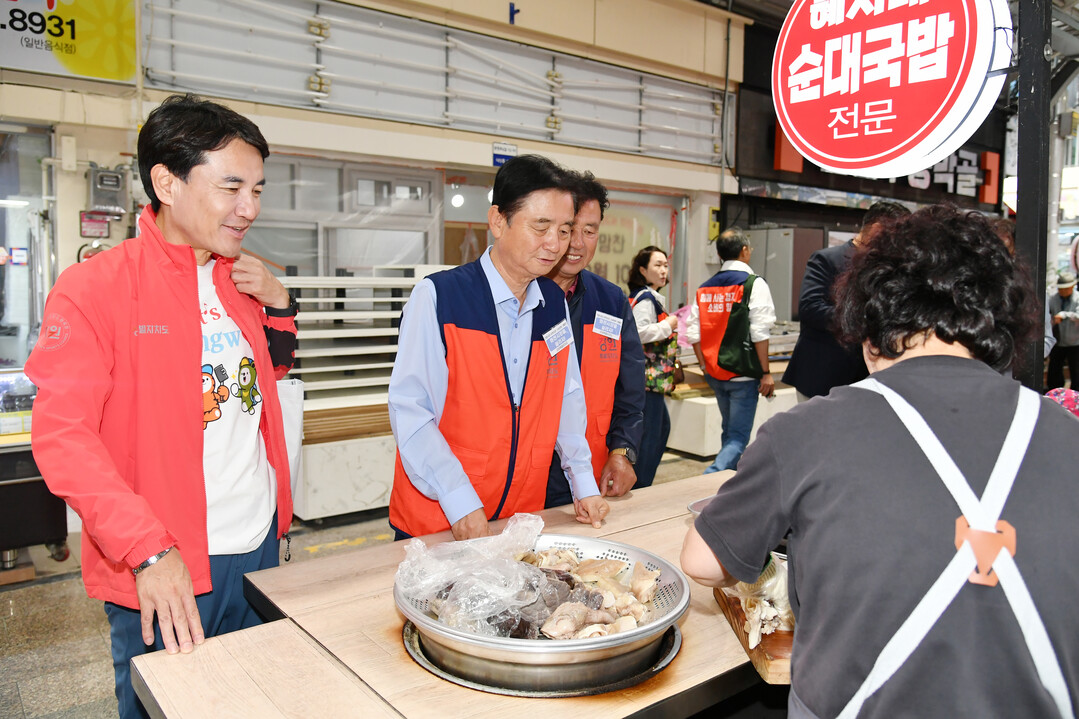 김진태 도지사와 최문순 화천군수(왼쪽부터)가 추석맞이 전통장보기 행사를 진행하고 있다