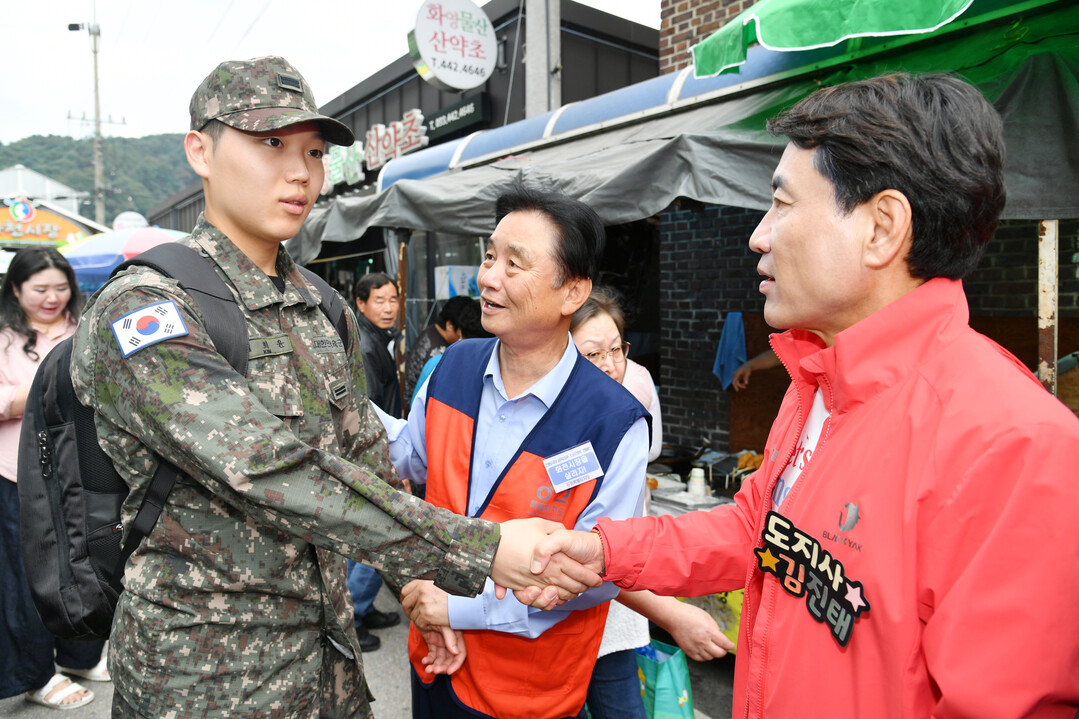김진태 도지사와 최문순 화천군수(오른쪽부터)가 화천시장에서 만난 군장병을 격려하고 있다