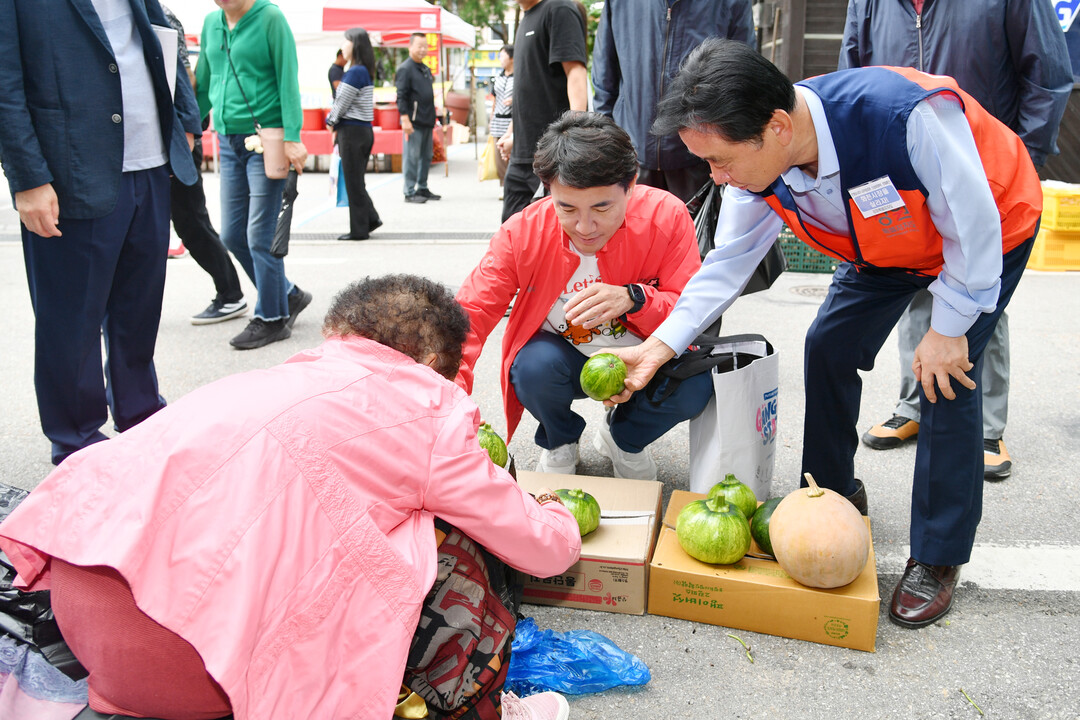김진태 도지사와 최문순 화천군수(왼쪽부터)가 추석맞이 전통장보기 행사를 진행하고 있다