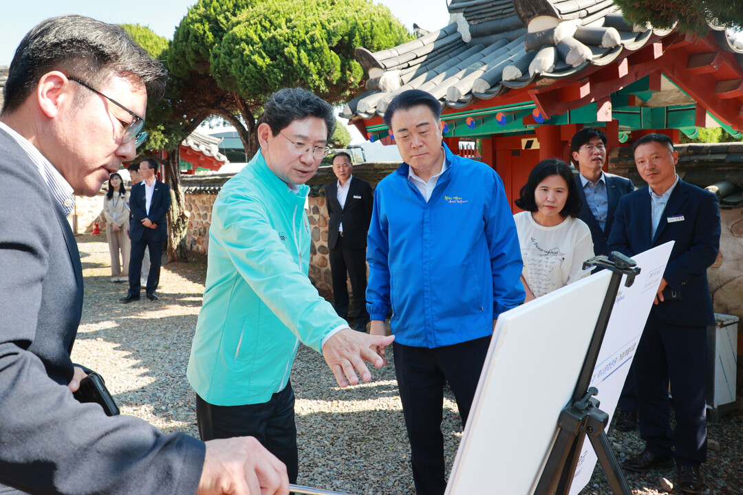 이상일 용인특례시장과 구복규 화순군수는 조광조 선생 유배지를 둘러보며 교류 협력방안을 논의했다.