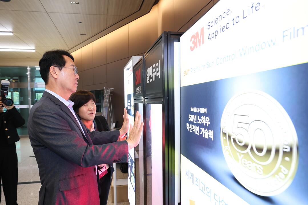 정명근 화성특례시장이 13일 경기지역 여성기업 상담전시회에서 제품 체험을 하고 있다.