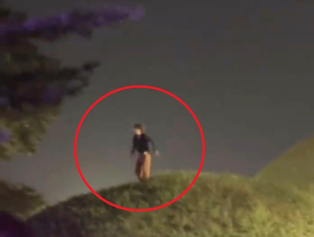 지난해 경주 신라문화제 화랑힙합페스타가 진행되는 중에 한 청년이 고분에 올라가 춤을 추는 장면 (출처 : 누리꾼 제공)
