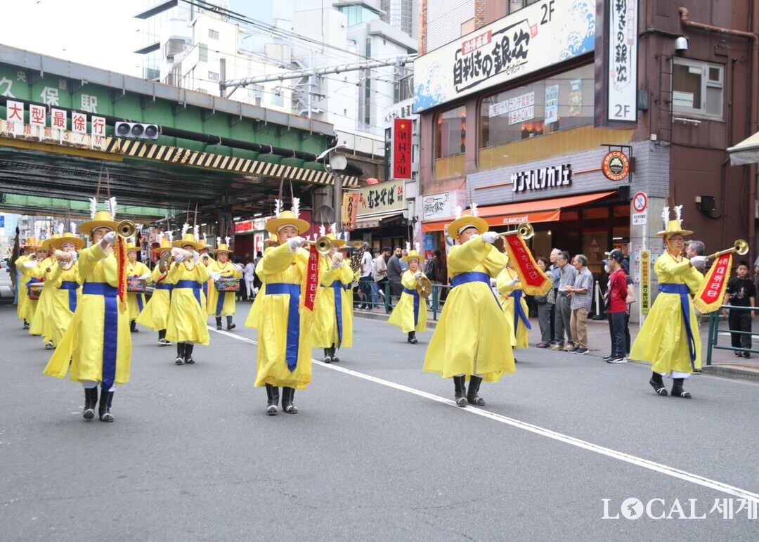 신오쿠보 축제 중에 수원대취타단이 신오쿠보 거리를 행진하고 있다.
