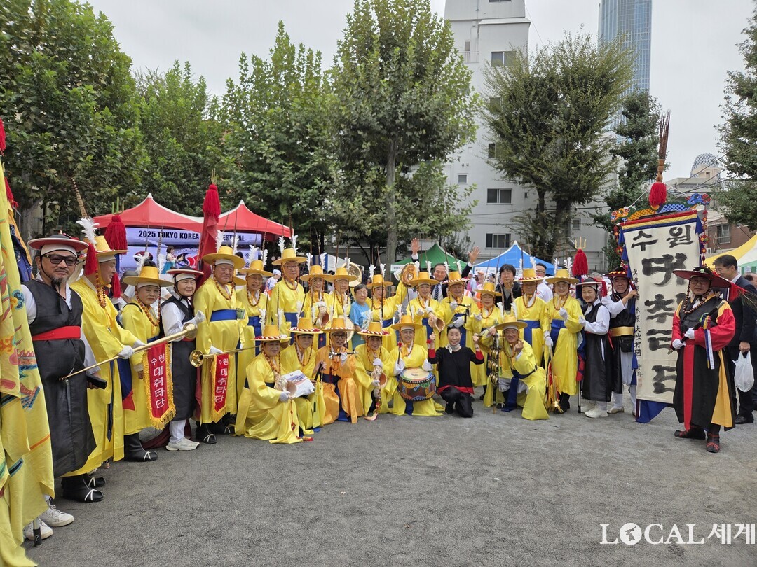 신오쿠보 축제 중에 수원대취타단이 기념사진을 촬영하고 있다.