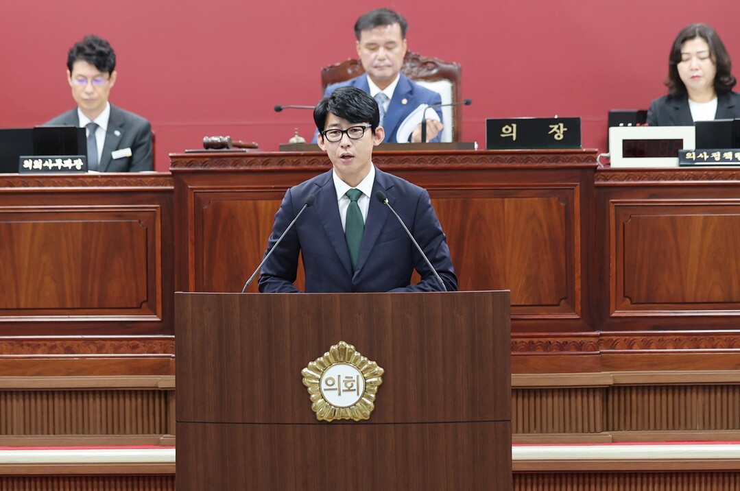 고창군의회 임종훈(산업건설위원장)「고창군 골목형상점가 지정에 관한 조례」와 「고창군 스마트수산업 육성 및 지원 조례」를 대표발의하고있다   사진= 고창군의회 제공