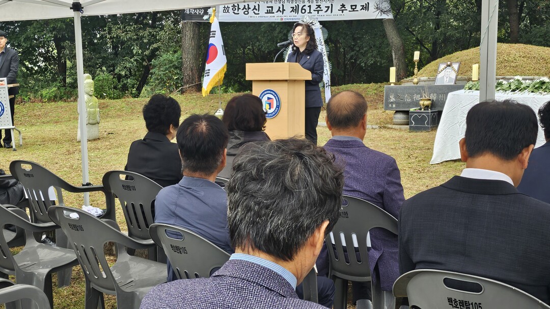 한숙경 교육장은“ 추모제에서 한상신 선생님의 고귀한 희생과 제자사랑은 우리 모두가 본받아야 할 참된 교육의 정신”이라며, “그 뜻을 이어받아 사랑과 헌신이 살아 숨 쉬는 교육 현장만들어 가겠다”고 추도사를 하고 있다. 사진=고창 교육지원청 제공