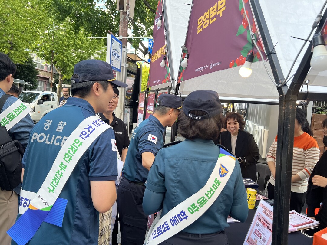  컵홀더 배부.