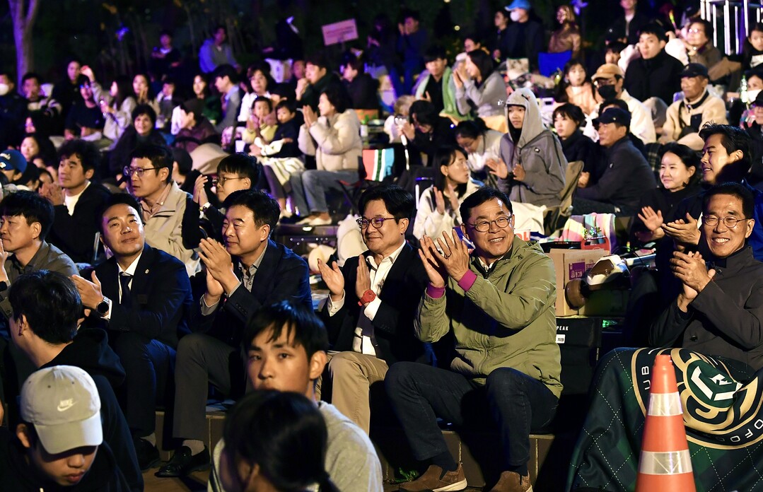 시민들과 함께 축제를 즐기고 있는 김병수 시장